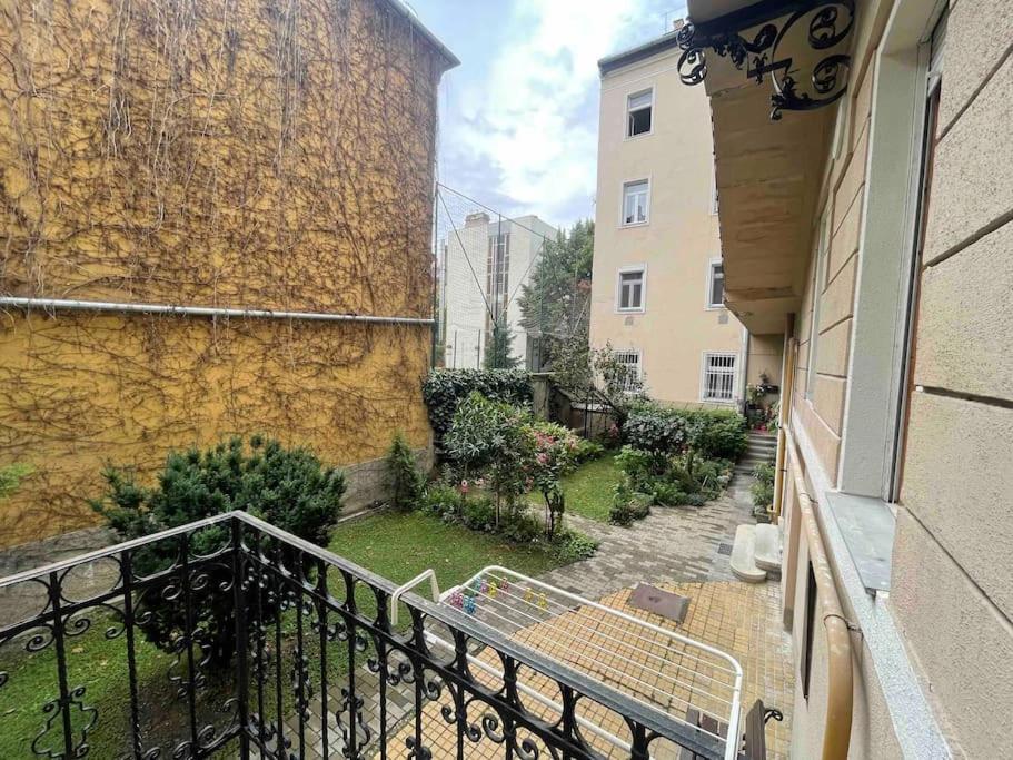 Knezits Spacious Ac Terrace Free Parking Budapest Eksteriør billede